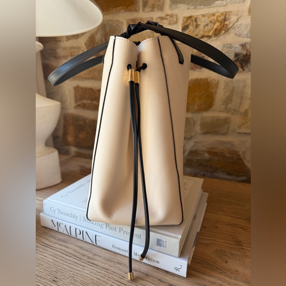 Elegant Cream Tote Bag - Picture 7 of 14